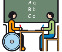 Zwei Schüler sitzen sich an einem Tisch gegenüber und schreiben. Im Hintergrund ist eine Tafel mit Buchstaben zu sehen.